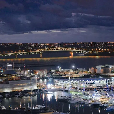 Magnificent Skytower, Sea, Habour View In Cbd Apartment